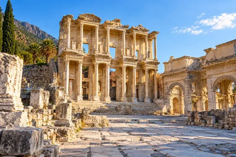 Efes Celsus Kütüphanesi ve tarihi mermer yol