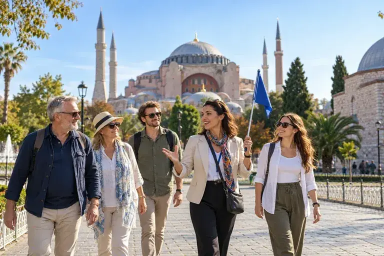 İstanbul tarihi bölgesinde rehber eşliğinde yürüyen turist grubu